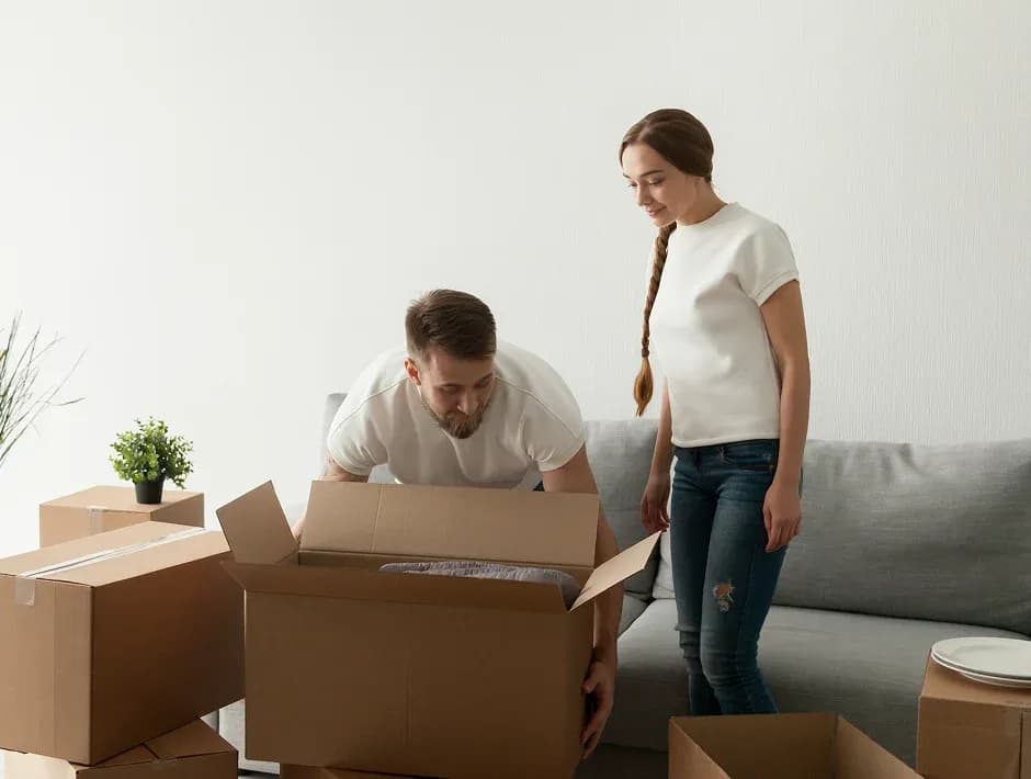 Person mit Laptop erstellt Online-Mietschuldenfreiheitsbescheinigung